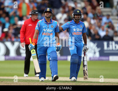 Le Suresh Raina de l'Inde (à gauche) part après avoir perdu son cricket lors de l'International Royal London One Day à Trent Bridge, Nottingham. Banque D'Images