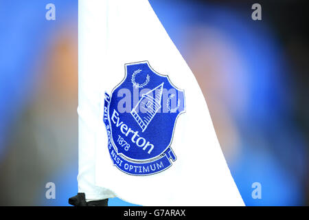 Vue détaillée du badge Everton sur un drapeau d'angle avant le match de la Barclays Premier League à Goodison Park, Liverpool.APPUYEZ SUR ASSOCIATION photo.Date de la photo: Samedi 30 août 2014.Voir PA Story SOCCER Everton.Le crédit photo devrait se lire comme suit : Peter Byrne/PA Wire. Banque D'Images