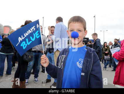 Un jeune fan d'Everton soutient son équipe avant le match de la Barclays Premier League à Goodison Park, Liverpool.APPUYEZ SUR ASSOCIATION photo.Date de la photo: Samedi 30 août 2014.Voir PA Story SOCCER Everton.Le crédit photo devrait se lire comme suit : Peter Byrne/PA Wire. Banque D'Images