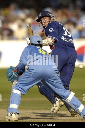 Le capitaine d'Angleterre Michael Vaughan joue un tir lors du dernier match du défi NatWest à Lords, Londres. Banque D'Images