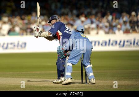 Le capitaine d'Angleterre Michael Vaughan joue un tir lors du dernier match du défi NatWest à Lords, Londres. Banque D'Images