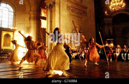 Un groupe de jeunes danseurs de l'école de ballet et de danse contemporaine Rambert se produisent dans la Transcept Nord de la cathédrale Saint-Paul, dans la ville de Londres, avant que la congrégation ne participe au service du soir. Banque D'Images