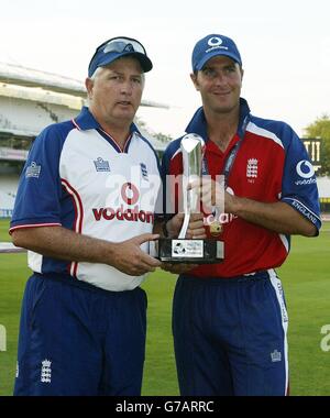 L'entraîneur d'Angleterre Duncan Fletcher et le capitaine Michael Vaughan (à droite) avec le trophée du défi NatWest après le dernier match du défi NatWest contre l'Inde à Lord's, Londres. L'Angleterre a gagné la série 2-1. Banque D'Images