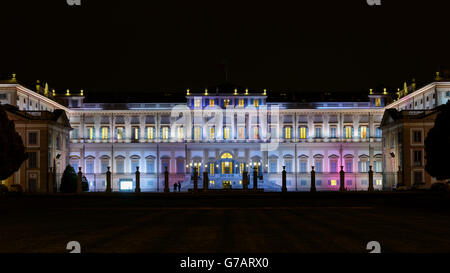 Monza - Villa Reale colorés dans la nuit avec un ciel noir Banque D'Images