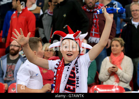 Football - International friendly - Angleterre v Norvège - Stade Wembley.Un fan de la Jeune Angleterre montre son soutien dans les tribunes avant le match Banque D'Images