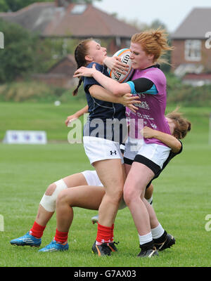 Catherine O'Donnell (au centre), au nord de l'Angleterre, prend Kathryn Stewart (à droite) et Caitlin Harvey en Écosse dans les sept de rugby lors des Jeux scolaires de Sainsbury en 2014 à l'Armitage, à Manchester. APPUYEZ SUR ASSOCIATION photo. Date de la photo : vendredi 5 septembre 2014. Le crédit photo devrait se lire comme suit : Tony Marshall/PA Wire. Banque D'Images