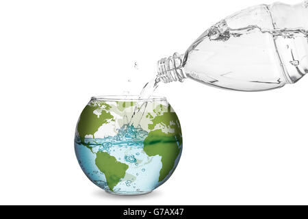 Renversé de l'eau en bouteille a fait la vague en globe bol. Concept de protection de l'environnement, le réchauffement climatique. Banque D'Images