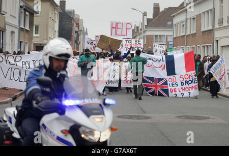 Les migrants protestant à Calais, en France, pour réclamer la protection des droits de l'homme, ont fait état de brutalités policières contre eux, certains prétendant avoir subi des mains et des jambes cassées. Banque D'Images