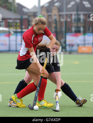 Action entre l'Angleterre (rouge) et l'Écosse (bleu) au hockey lors des Jeux scolaires de Sainsbury en 2014 à l'Armitage, Manchester. APPUYEZ SUR ASSOCIATION photo. Date de la photo : vendredi 5 septembre 2014. Le crédit photo devrait se lire comme suit : Tony Marshall/PA Wire. Banque D'Images