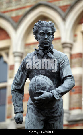 Statue William Webb Ellis à l'extérieur de l'école de rugby à Rugby. Banque D'Images