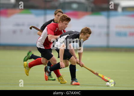 Action entre l'Angleterre (rouge) et l'Écosse (bleu) au hockey lors des Jeux scolaires de Sainsbury en 2014 à l'Armitage, Manchester. APPUYEZ SUR ASSOCIATION photo. Date de la photo : vendredi 5 septembre 2014. Le crédit photo devrait se lire comme suit : Tony Marshall/PA Wire. Banque D'Images