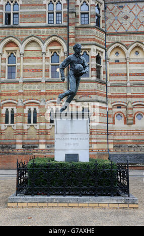 Rugby Union - vue générale de l'école de rugby.Statue William Webb Ellis à l'extérieur de l'école de rugby à Rugby. Banque D'Images