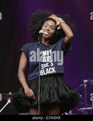 Laura Mvula se présentant sur la scène principale à Besal, au parc d'attractions Robin Hill, à l'île de Wight. Banque D'Images