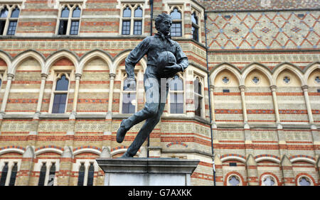 Rugby Union - vue générale de l'école de rugby.Statue William Webb Ellis à l'extérieur de l'école de rugby à Rugby. Banque D'Images