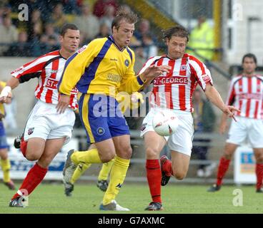 Bruno Meirelles de Torquay est défié par Stewart Talbot et Chris Hargreaves de Brentford, lors de leur match de la Coca Cola League One à Plainmoor, Torquay, le samedi 11 septembre 2004.. Banque D'Images