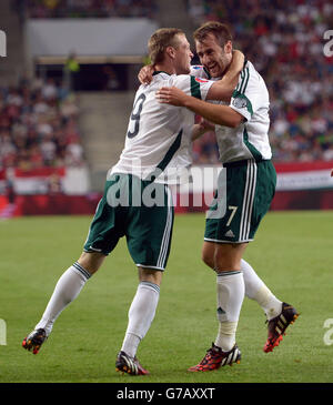 Niall McGinn (à droite), en Irlande du Nord, célèbre le but éqalizing lors de la qualification à l'UEFA Euro 2016, le Groupe F au stade Albert Florian, à Budapest. Banque D'Images