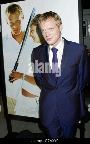 L'acteur Paul Bettany arrive pour la première mondiale de la comédie romantique Wimbledon au Samuel Goldwyn Theatre de Beverly Hills, en Californie. Banque D'Images