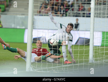 Kyle Lafferty (à droite), en Irlande du Nord, marque le but gagnant lors du match du groupe F de l'UEFA Euro 2016 au stade Albert Florian de Budapest. Banque D'Images