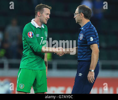 Aiden McGeady, de la République d'Irlande, célèbre son but avec le Manager Martin O'Neil qui le remercie après le coup de sifflet final lors du match du groupe D de qualification à l'UEFA Euro 2016 à la Boris Paichadze Dinamo Arena, à Tbilissi. Banque D'Images