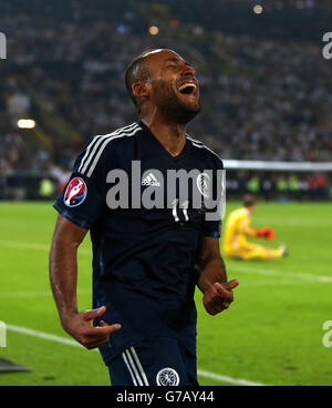 Ikechi Anya en Écosse célèbre ses scores lors de la qualification à l'Euro 2016 de l'UEFA, au Groupe D, au signal Iduna Park, à Dortmund. Banque D'Images