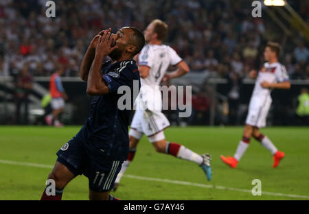 Football - UEFA Euro 2016 - qualification - Groupe D - Allemagne / Ecosse - signal Iduna Park.Ikechi Anya en Écosse célèbre ses scores lors de la qualification à l'Euro 2016 de l'UEFA, au Groupe D, au signal Iduna Park, à Dortmund. Banque D'Images