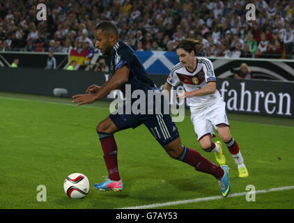 Ikechi Anya (à gauche), en Écosse, détourne l'attention de Sebastian Rudy, en Allemagne, lors de la qualification à l'Euro 2016 de l'UEFA, match du groupe D au signal Iduna Park, Dortmund. Banque D'Images