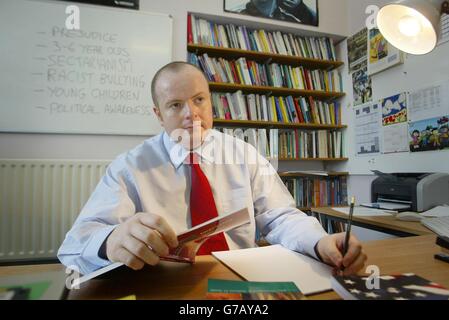 Dr Paul Connolly dans son bureau de Belfast, qui est basé à la Graduate School of Education de l'Université Queen's, Belfast.M. Connolly a réalisé un certain nombre d'études majeures sur la nature et l'étendue des préjugés raciaux et sectaires chez les enfants d'âge maternelle et primaire.L'ampleur choquante de la tendance à développer au sein de l'éducation maternelle et primaire a été révélée à un groupe de députés de tous les partis enquêtant sur des crimes haineux en Irlande du Nord. Banque D'Images