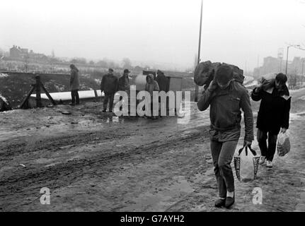 Des piquets de grève autour d'un brazier voient des mineurs qui sont retournés au travail pour rentrer chez eux avec du charbon après avoir travaillé à la mine de charbon Kiveton Park.L'Office national du charbon a déclaré que 150 hommes ont pointé pour la première fois aujourd'hui, portant le total à la fosse à 361 - 50% de la main-d'œuvre.Les chiffres sont contestés par le président de la branche du NUM. Banque D'Images