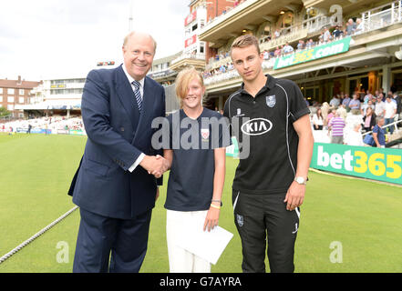 Cricket - Royal London One Day Cup - Surrey contre Kent - Kia Oval.Tom Curran de Surrey et Martin Roberts de Pinsent Masons présentent les certificats de la bourse Pinsent Mason aux enfants Banque D'Images