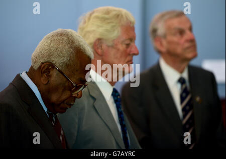 Sir Trevor McDonald, président de Surrey, assiste à un service de commémoration Ceux que la CCC de Surrey a perdus pendant la Grande Guerre de 1914-1918 Banque D'Images