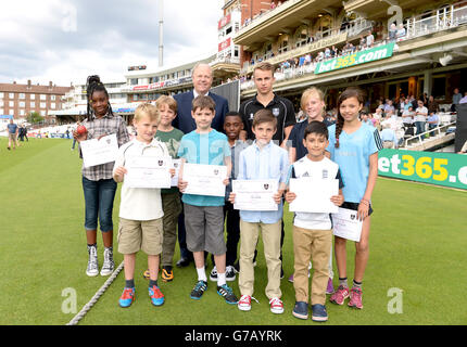 Cricket - Royal London One Day Cup - Surrey contre Kent - Kia Oval.Tom Curran de Surrey et Martin Roberts de Pinsent Masons présentent les certificats de la bourse Pinsent Mason aux enfants Banque D'Images