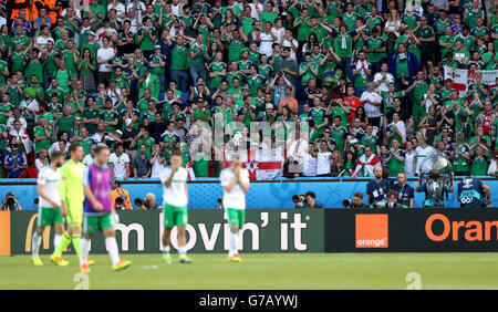 L'Irlande du Nord fans encourager les joueurs malgré la défaite après la ronde de 16 match au Parc des Princes, Paris. Banque D'Images