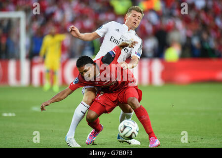 Carlos Bacca de Séville est attaqué par Toni Kroos du Real Madrid lors de la finale de la Super coupe de l'UEFA au Cardiff City Stadium, Cardiff. Banque D'Images