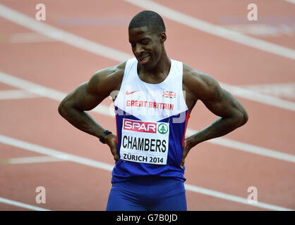 Les Dwain Chambers de Grande-Bretagne sourit après avoir gagné sa chaleur du 100 m masculin lors du premier jour des Championnats d'athlétisme européens 2014 au stade Letzigrund, à Zurich. Banque D'Images