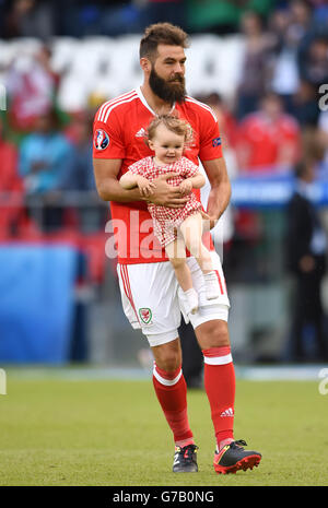 Joe Ledley célèbre du pays de Galles sur le terrain après la ronde de 16 match au Parc des Princes, Paris. ASSOCIATION DE PRESSE Photo. Photo date : Samedi 25 juin 2016. Voir l'ACTIVITÉ DE SOCCER histoire du pays de Galles. Crédit photo doit se lire : Joe Giddens/PA Wire. RESTRICTIONS : Utiliser l'objet de restrictions. Usage éditorial uniquement. Les ventes de livres et de magazines autorisée s'est pas uniquement consacré à chaque joueur/équipe/match. Pas d'utilisation commerciale. Appelez le  +44 (0)1158 447447 pour de plus amples informations. Banque D'Images