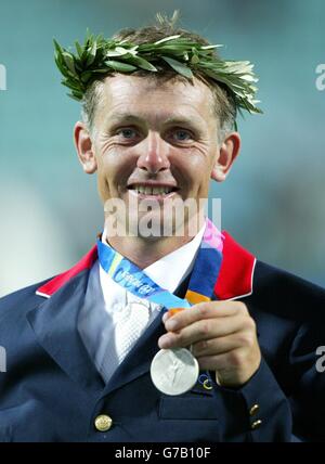 La loi Leslie de Grande-Bretagne célèbre après avoir remporté une médaille d'argent dans le cadre du concours individuel de trois jours d'Evesting au Centre équestre olympique Markopoulo à Athènes, en Grèce. 21/08/04: La Cour d'arbitrage pour le sport a statué en faveur de la Grande-Bretagne sur leur appel de trois jours. Par conséquent, Leslie Law est améliorée de l'argent individuel à l'or, Pippa Funnel est mis à niveau de quatrième à bronze et l'équipe britannique - Law, Funnel, Jeanette Brakewell, Mary King et William Fox-Pitt sont mis à niveau du bronze à l'argent. Banque D'Images