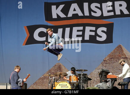 Les Kaiser Chiefs se présentant sur la scène principale pendant le premier jour du V Festival, à Hylands Park à Chelmsford, Essex. Banque D'Images