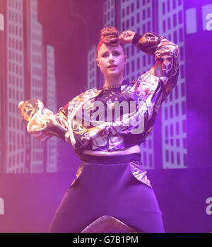 Kiesza se présentant sur la scène Arena pendant le premier jour du V Festival, à Hylands Park à Chelmsford, Essex. Banque D'Images