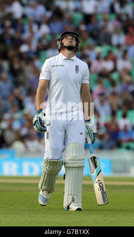 Cricket - série de tests Investec - Cinquième test - Angleterre / Inde - deuxième jour - le Kia Oval.Le joueur d'Angleterre Jos Buttler quitte le terrain après avoir perdu son cricket à Ishant Sharma pendant le cinquième Test au Kia Oval, Londres. Banque D'Images