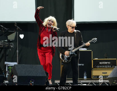 Debbie Harry et Chris Stein, de Blondie, qui se sont produits sur la scène MTV au cours du premier jour du V Festival, à Hylands Park, à Chelmsford, dans l'Essex. Banque D'Images