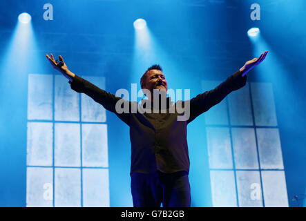 Guy Garvey de Elbow se présentant sur la scène MTV pendant le premier jour du V Festival, à Hylands Park à Chelmsford, Essex. Banque D'Images