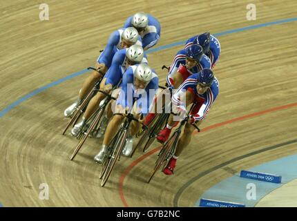 Le quatuor de poursuite de l'équipe de Grande-Bretagne de Steve Cummings, Paul Manning, Chris Newton et Bradley Wiggins surprennent leurs adversaires français lors du premier tour de qualifications au vélodrome olympique d'Athènes. Banque D'Images