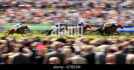 Dutch Connection, criblé de William Buick, remporte les piquets d'Acomb des Tattersalls lors du premier jour de l'édition 2014 du festival Yorkshire Ebor à l'hippodrome de York. Banque D'Images