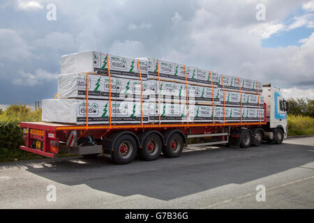Blue Line Logistics livrant du bois de construction emballé et raboté BSW (bois easi) ; unité de tracteur Volvo à lancettes avec matériaux de construction à faible charge à Kirkham, Lancashire, Royaume-Uni. Banque D'Images