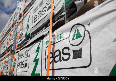 Blue Line Logistics livrant du bois de construction emballé et raboté BSW (bois easi) ; unité de tracteur Volvo à lancettes avec matériaux de construction à chargement bas à Kirkham, Lancashire, Royaume-Uni. Banque D'Images