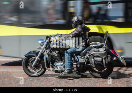 Moto Honda Classic avec rider portant masque predator casque sur les rues de Blackpool, Lancashire, UK Banque D'Images