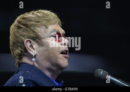 EDITORIAL N'UTILISEZ QUE Elton John sur scène dans un spectacle en plein air au stade de Meadowbank à Édimbourg, au cours de sa merveilleuse Crazy Night Tour. Banque D'Images