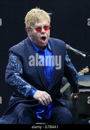 EDITORIAL N'UTILISEZ QUE Elton John sur scène dans un spectacle en plein air au stade de Meadowbank à Édimbourg, au cours de sa merveilleuse Crazy Night Tour. Banque D'Images