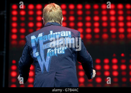 EDITORIAL N'UTILISEZ QUE Elton John sur scène dans un spectacle en plein air au stade de Meadowbank à Édimbourg, au cours de sa merveilleuse Crazy Night Tour. Banque D'Images