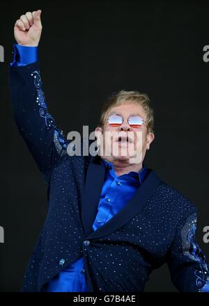 EDITORIAL N'UTILISEZ QUE Elton John sur scène dans un spectacle en plein air au stade de Meadowbank à Édimbourg, au cours de sa merveilleuse Crazy Night Tour. Banque D'Images